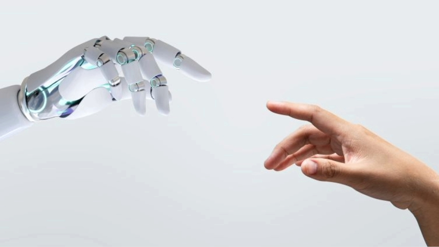 Main robotique et main humaine se rejoignant pour illustrer l'alliance entre l'IA générative et le marketing digital en 2026