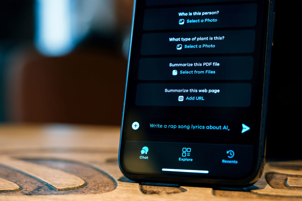 Interface de rédaction avec des commandes (prompts) pour intelligence artificielle