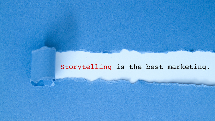 Papier bleu déchiré révélant la citation en anglais "Storytelling is the best marketing" (Le storytelling est le meilleur marketing) sur fond blanc.