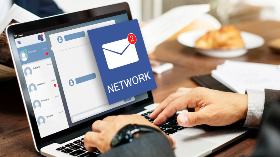 Homme travaillant sur un ordinateur portable avec une superposition graphique montrant des fenêtres de messagerie instantanée et une icône de notification d'email. Illustration de la gestion omnicanale des campagnes CRM.