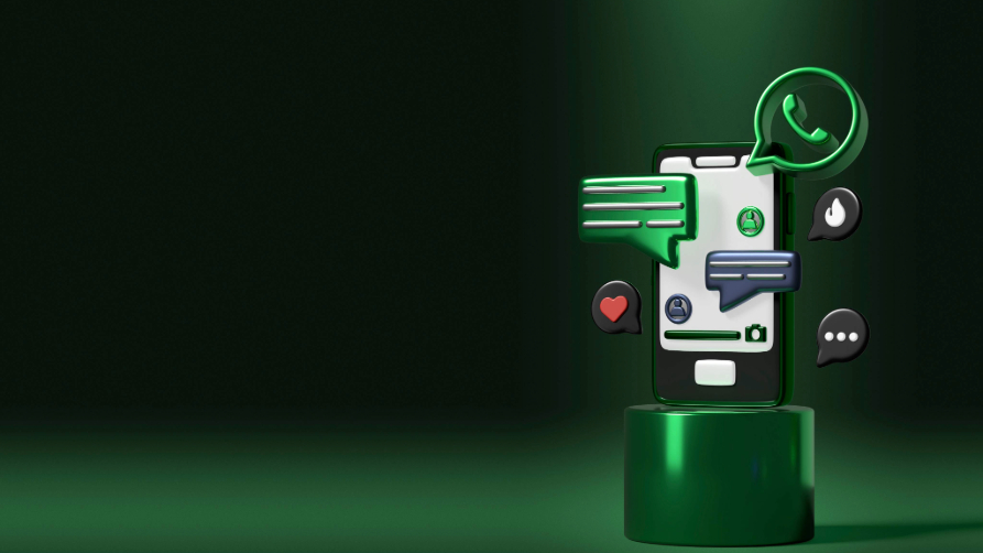 Illustration 3D moderne d'un smartphone sur un podium vert, entouré de bulles de conversation stylisées, d'icônes de cœur et d'engagement, et du logo officiel de WhatsApp en haut à droite. Représente la fidélisation client par messagerie instantanée en 2026.